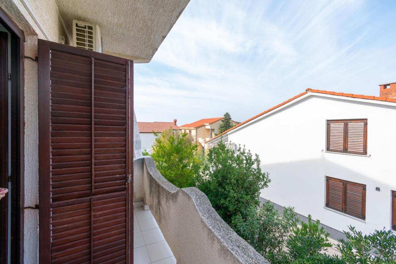 Apartments By The Sea Mandre, Pag - 3084 Kolan Exteriör bild