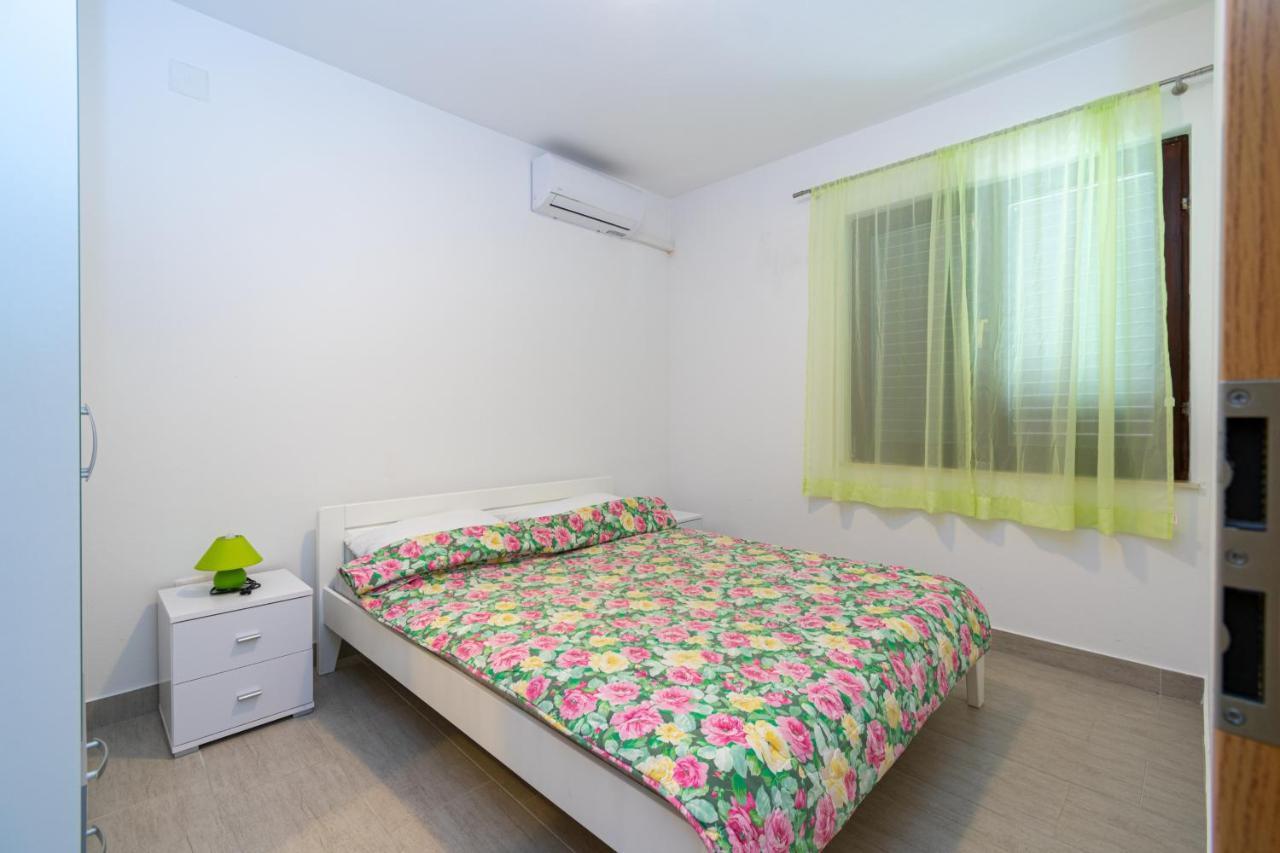 Apartments By The Sea Mandre, Pag - 3084 Kolan Exteriör bild